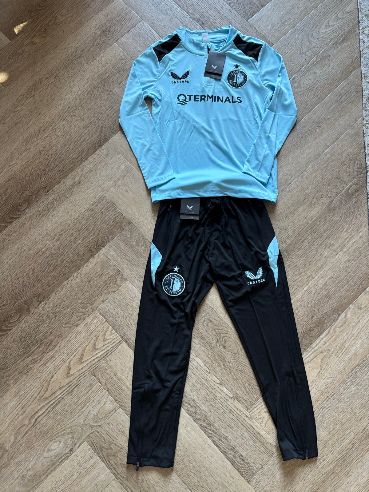 Nieuw Feyenoord trainingspak seizoen 26/27 - Maat 134/140, Kinderen en Baby's, Ophalen of Verzenden, Nieuw, Jongen of Meisje, Setje