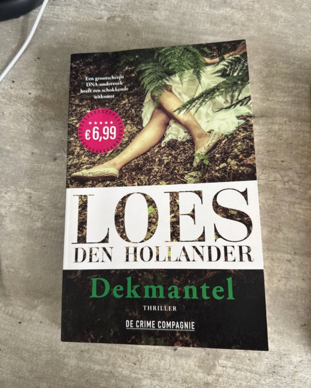 Loes den Hollander - Dekmantel (Thriller), Ophalen of Verzenden, Zo goed als nieuw, Nederland