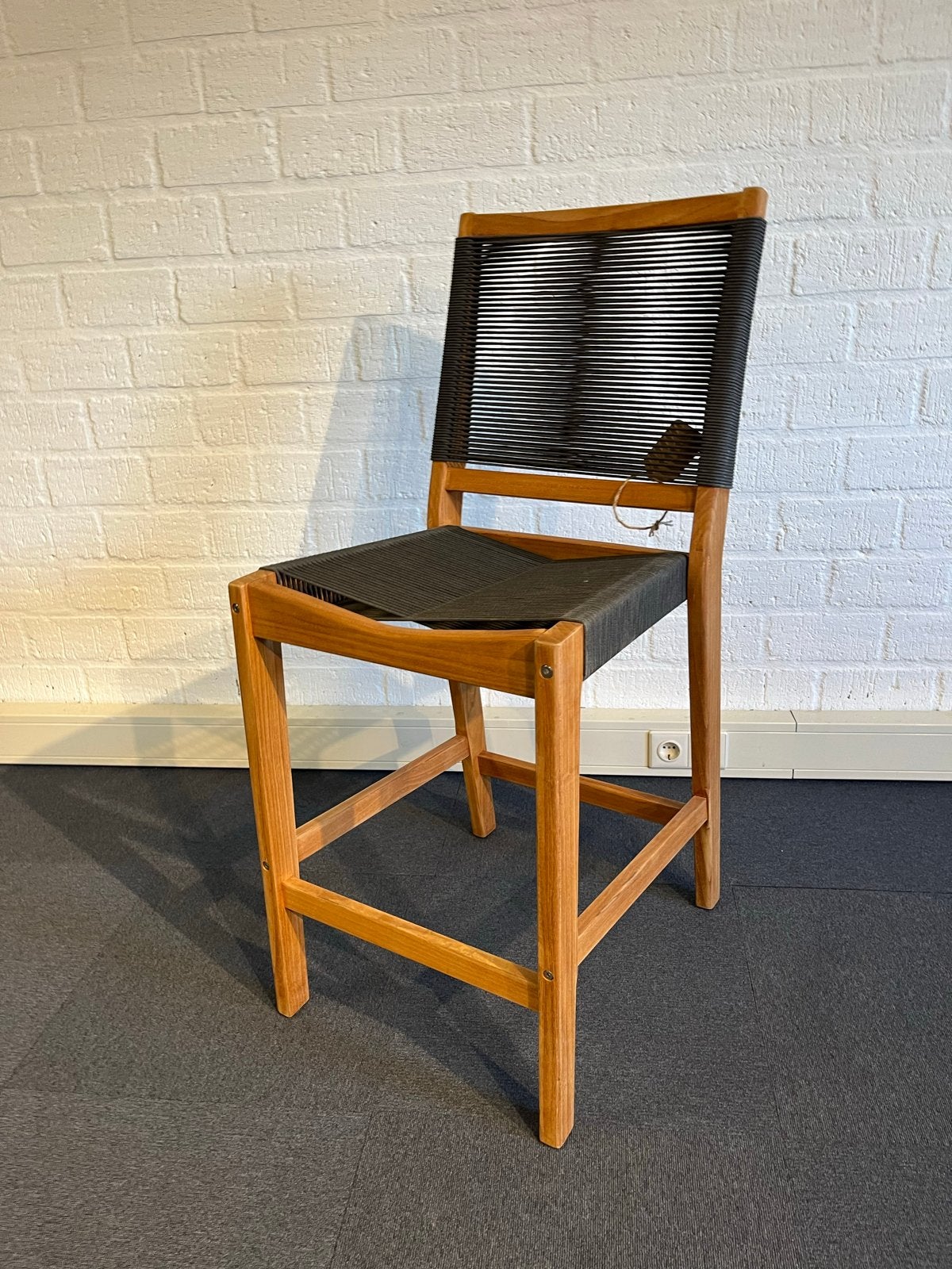 Nieuwe Teakhouten Kruk met Zwart Gevlochten Zitting, Huis en Inrichting, Ophalen, Nieuw, Hout, 90 cm of meer