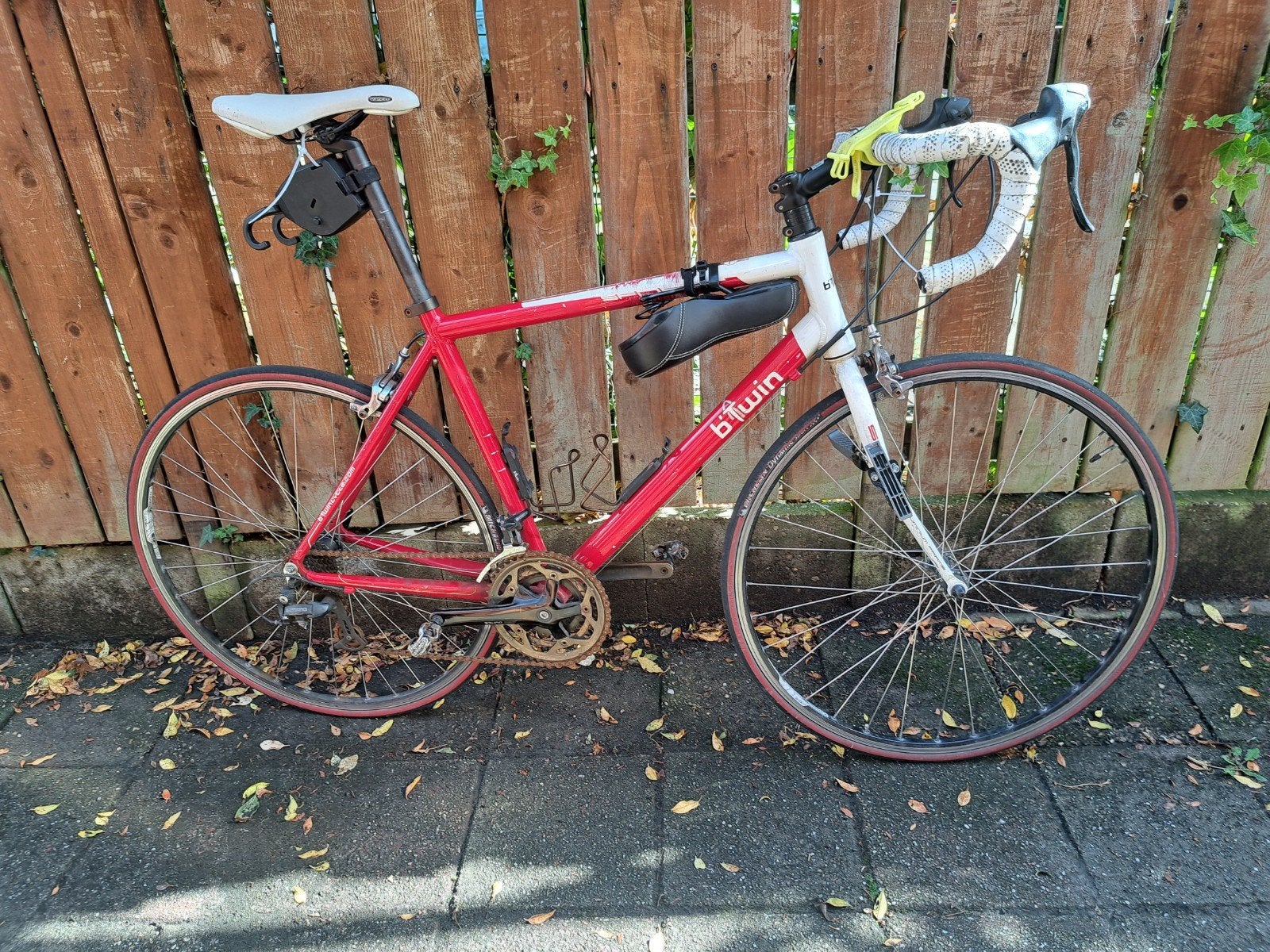 B'Twin racefiets, rood/wit, met extra zadel, 28 inch, Gebruikt, Velgrem, Meer dan 20 versnellingen