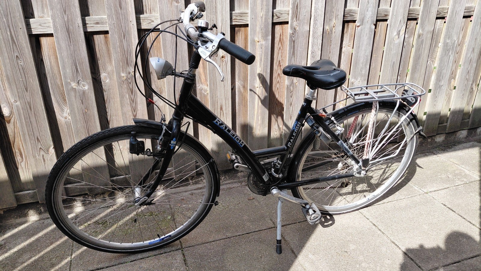 Raleigh damesfiets met versnellingen en bagagedrager, Fietsen en Brommers, Velgrem, Versnellingen, Ophalen, Overige merken
