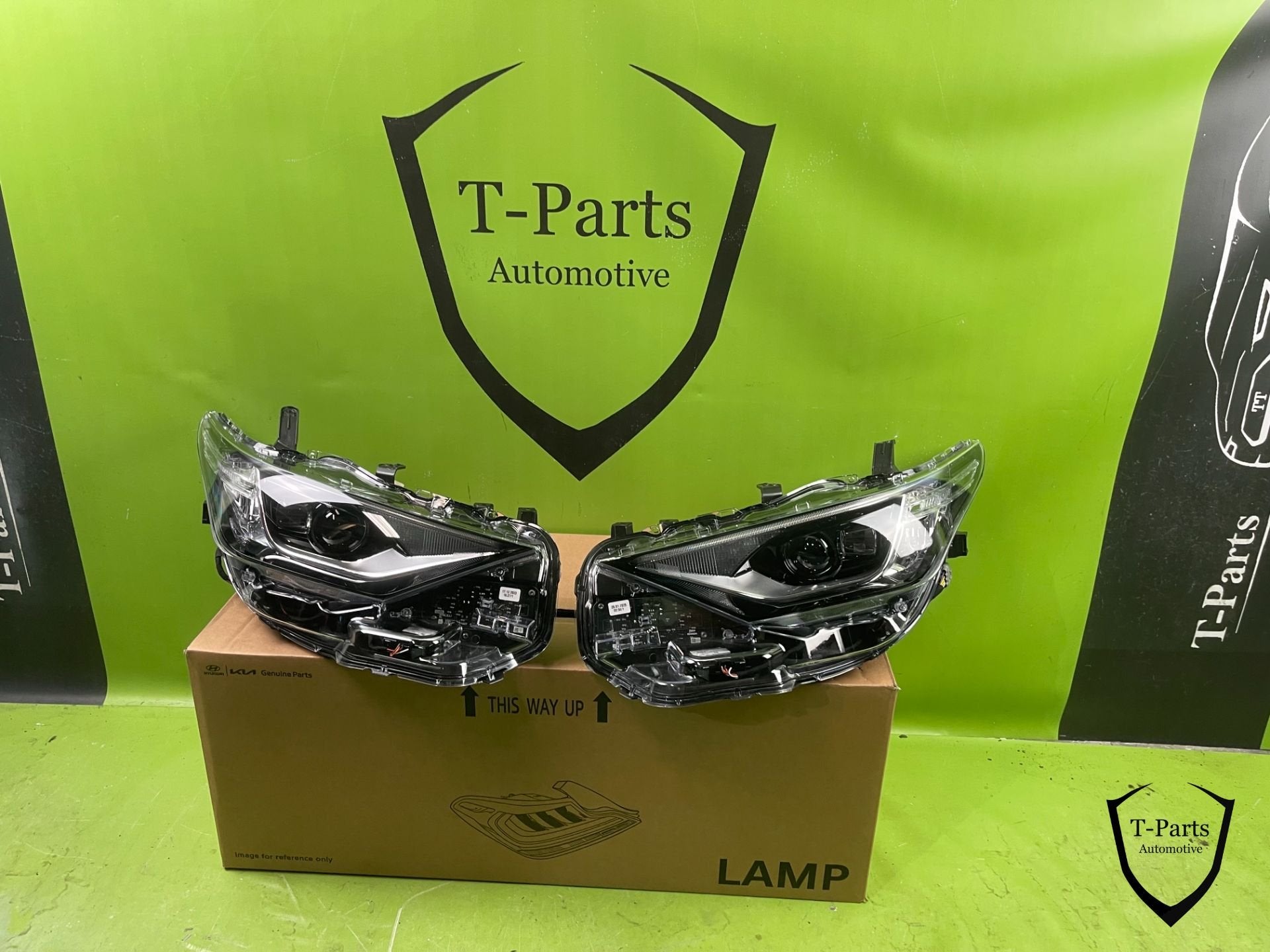 toyota auris koplamp links rechts 8111002k60 8117002k60 lamp