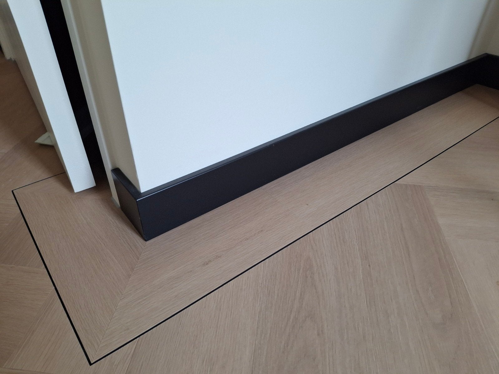 125m zwart gegronde mdf plint 9cm hoog, Ophalen, Nieuw, Mdf, 200 tot 250 cm