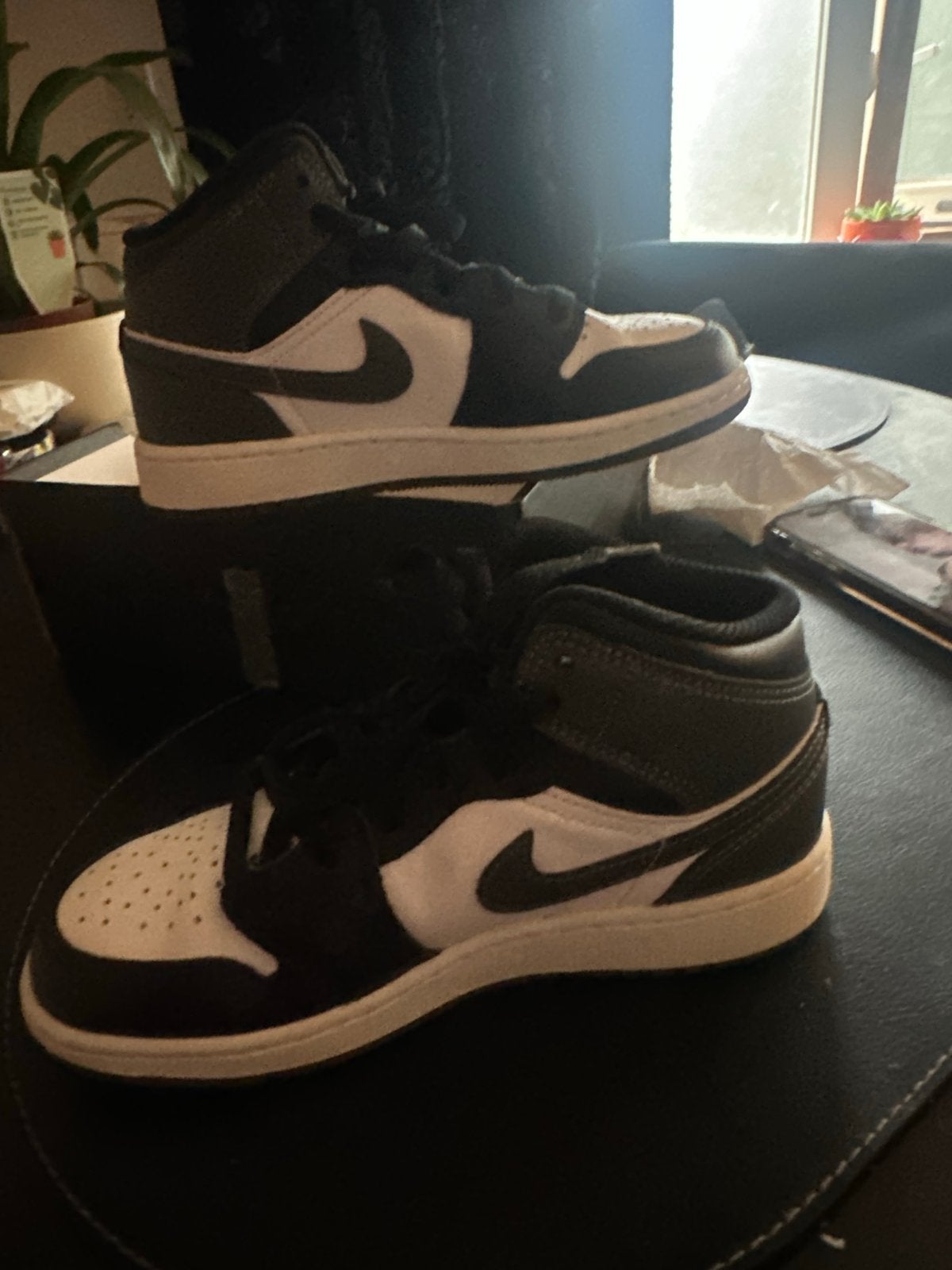 Nike Air Jordan 1 Mid - Zwart/Wit 35,5, Ophalen, Zo goed als nieuw, Zwart, Sneakers of Gympen