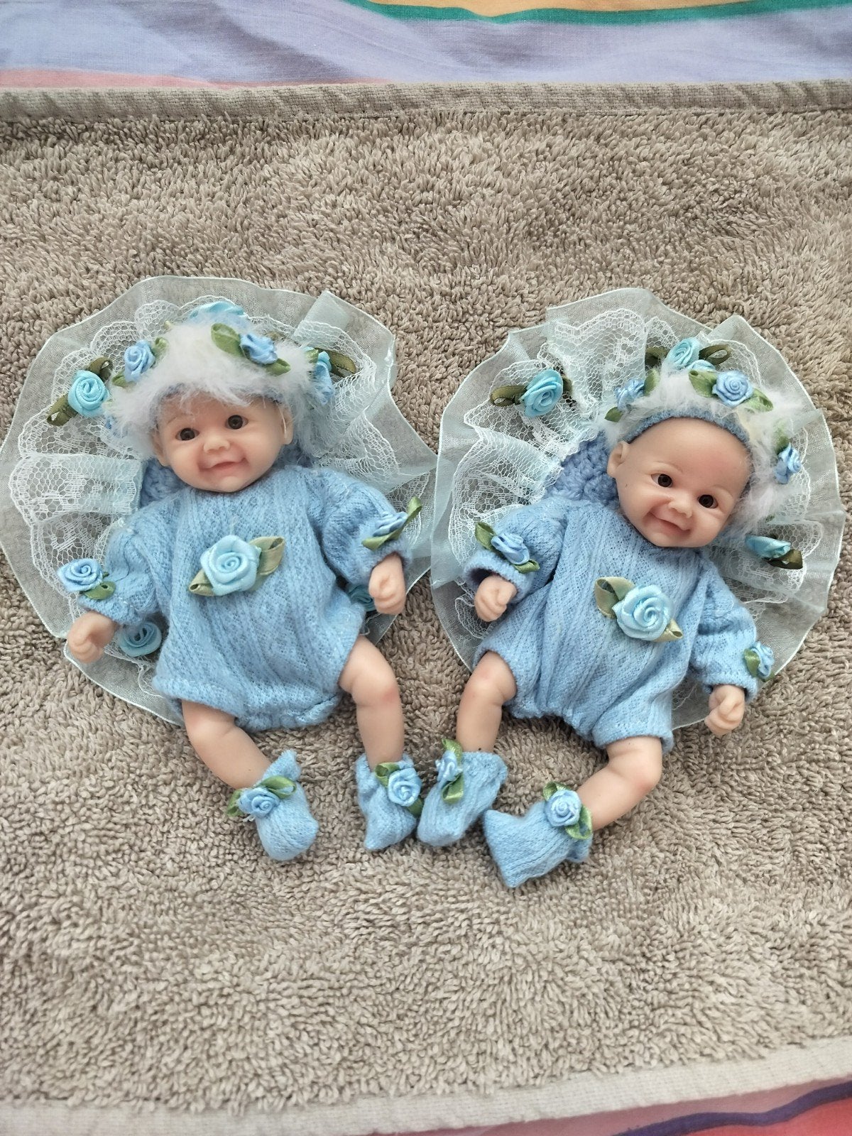 Tweeling siliconen babys 15 cm groot, Verzamelen, Poppen, Zo goed als nieuw, Babypop, Levensecht of Reborn, Verzenden