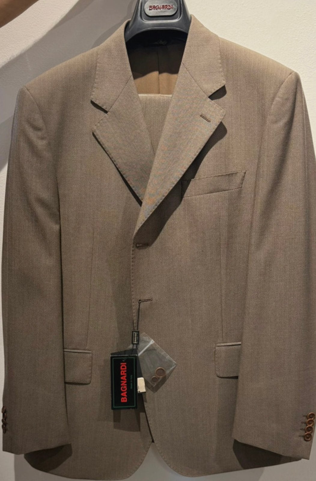 Prachtig Italiaans merk kostuum, Kleding | Heren, Ophalen of Verzenden, Nieuw, Maat 52/54 (L), Bruin