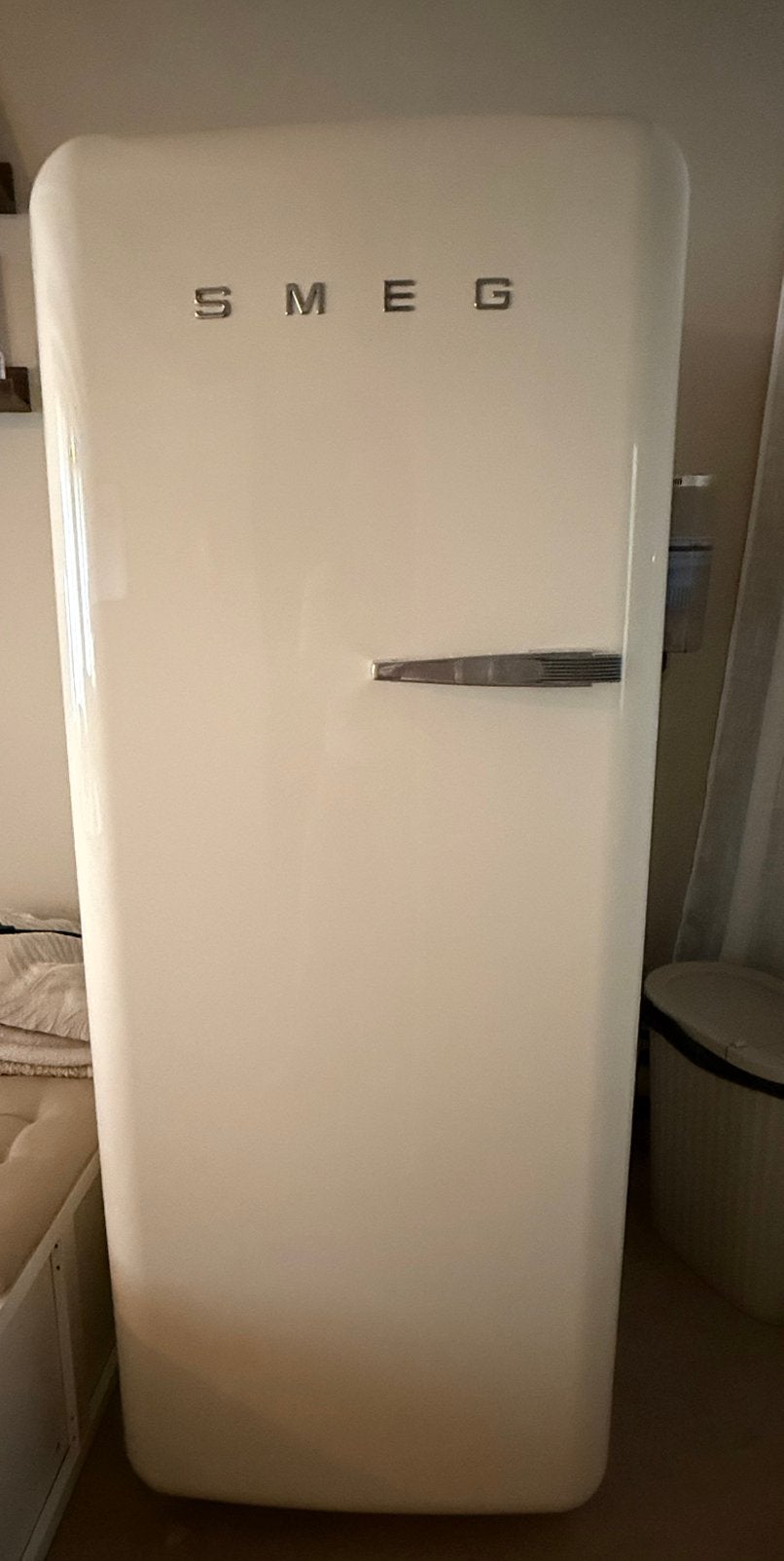 Creme Smeg koelkast, 2 jaar oud, koelt niet meer goed!!, Witgoed en Apparatuur, Koelkasten en IJskasten, 200 liter of meer, Ophalen