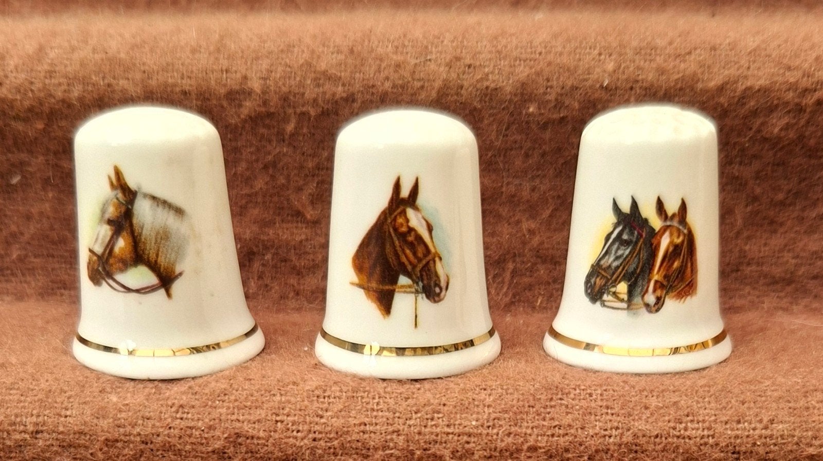 Set van 3 porseleinen vingerhoeden met paarden, Ophalen of Verzenden, Zo goed als nieuw