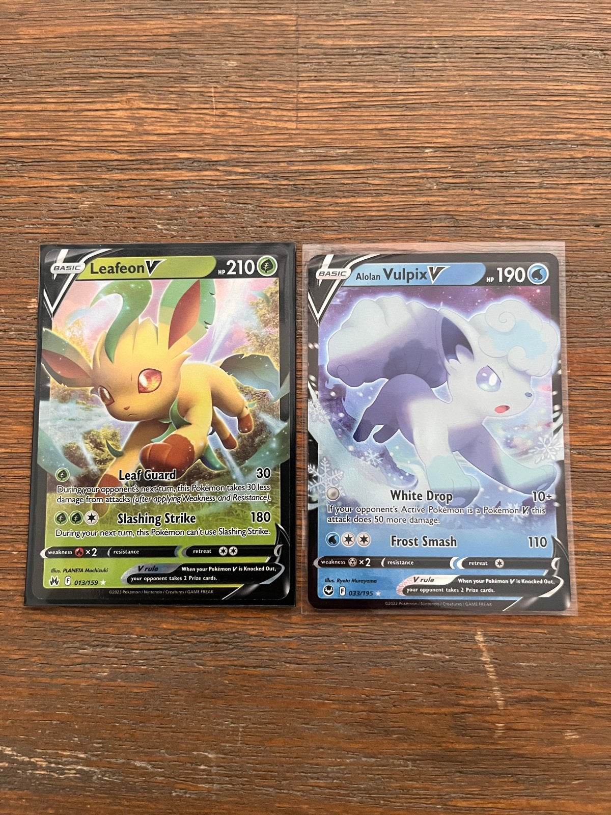 Pokémon V kaarten: Leafeon V en Alolan Vulpix V, Ophalen of Verzenden, Zo goed als nieuw, Meerdere kaarten, Foil