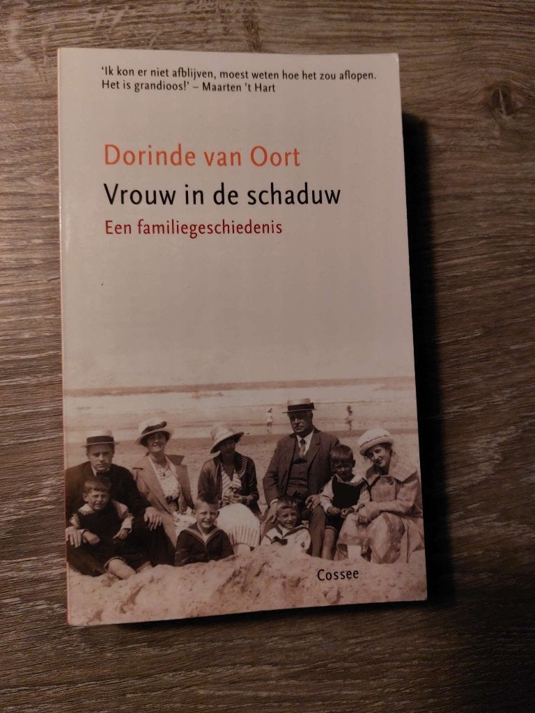 Dorinde van Oort - Vrouw in de schaduw - Familiegeschiedenis, Ophalen of Verzenden, Zo goed als nieuw
