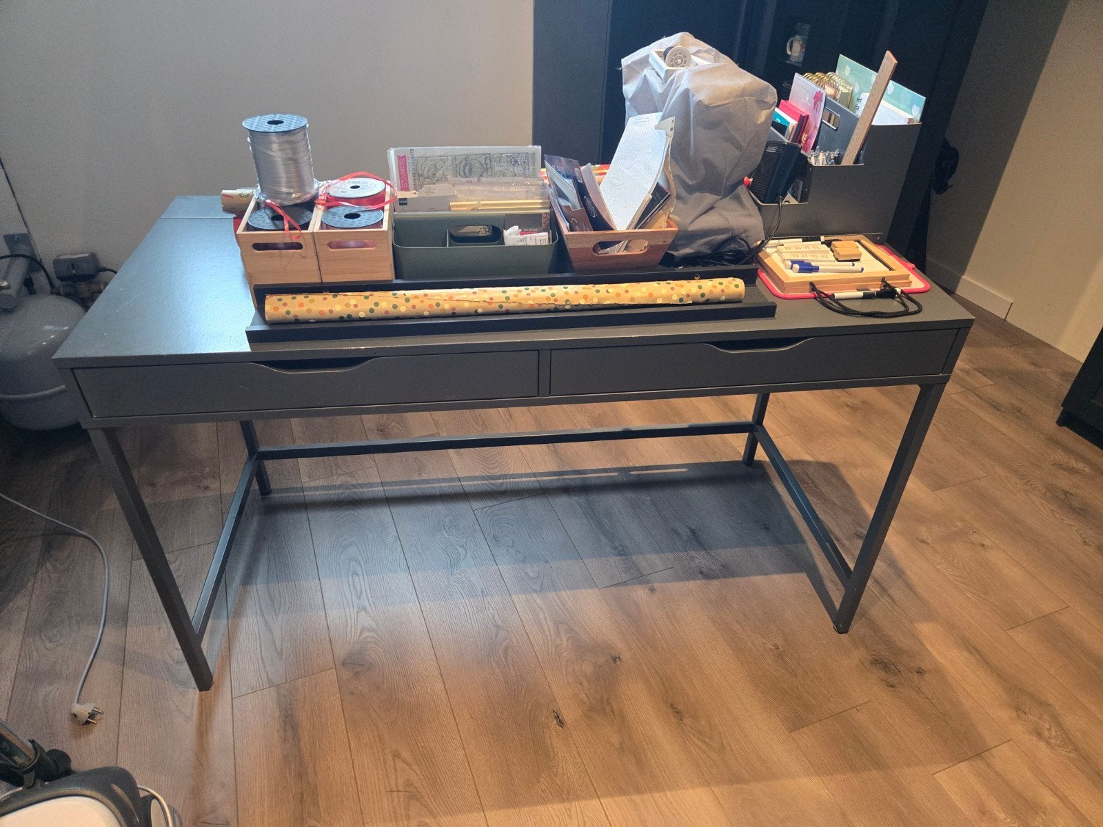 Ikea bureau, grijs met lades - ideaal voor thuiswerkplek, Ophalen, Met lades, Gebruikt, Metaal