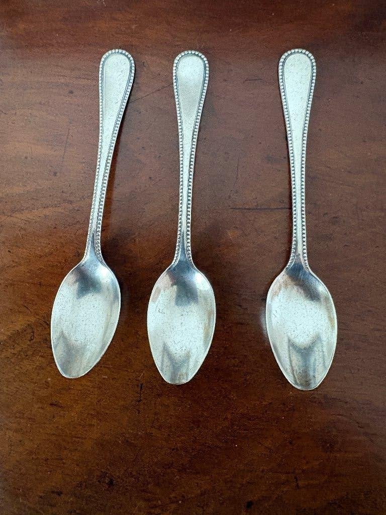 3 theelepeltjes voorzien van een klassiek parelrandmotief, Ophalen of Verzenden