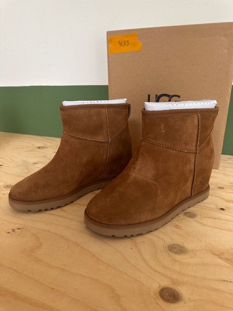Cognackleurige UGG "Classic Femme Mini" enkellaarzen, Kleding | Dames, UGG, Beige, Lage of Enkellaarzen, Nieuw