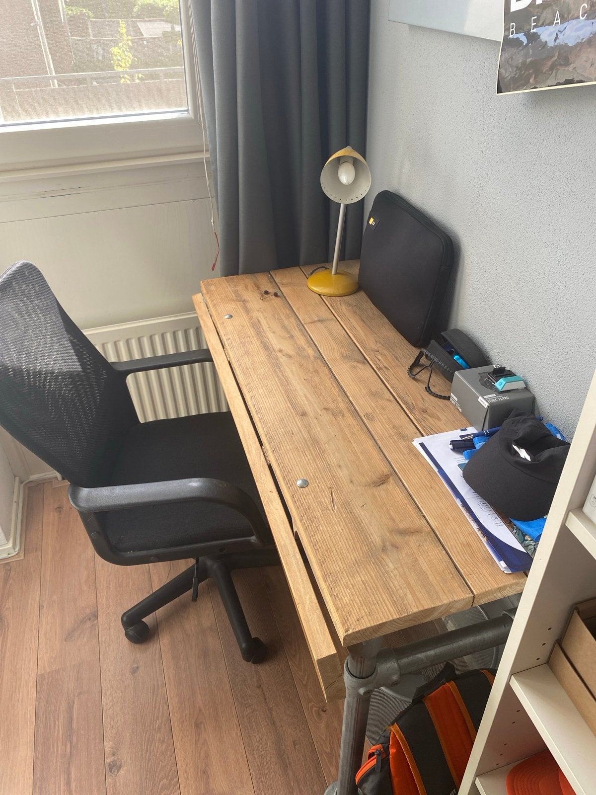 Stevig houten bureau met stalen onderstel + stoel, Ophalen, Gebruikt, Hout, Bruin