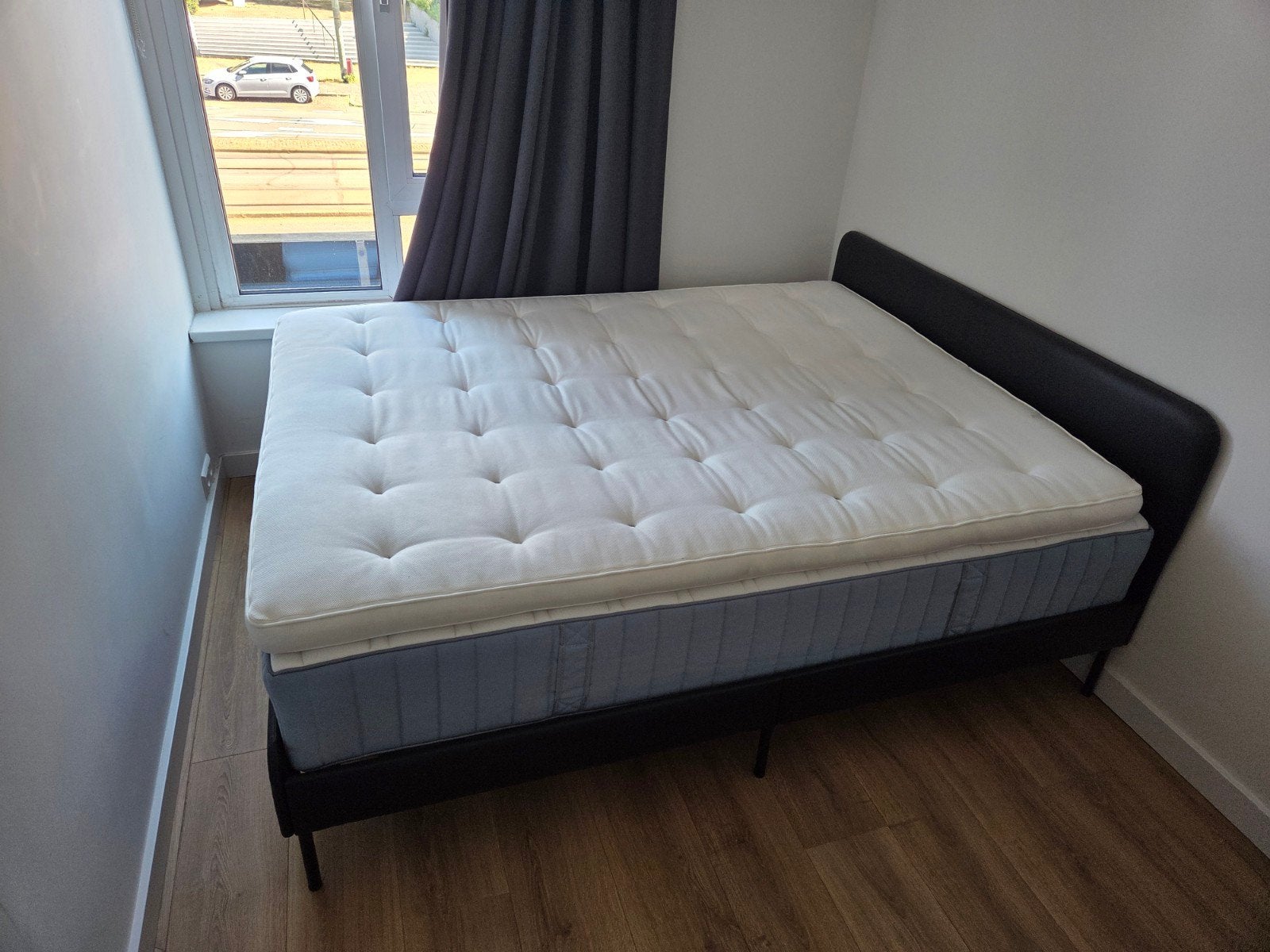 Zo goed als nieuw 2-persoons bed met matras en topper, Ophalen, Zwart, Tweepersoons, Zo goed als nieuw