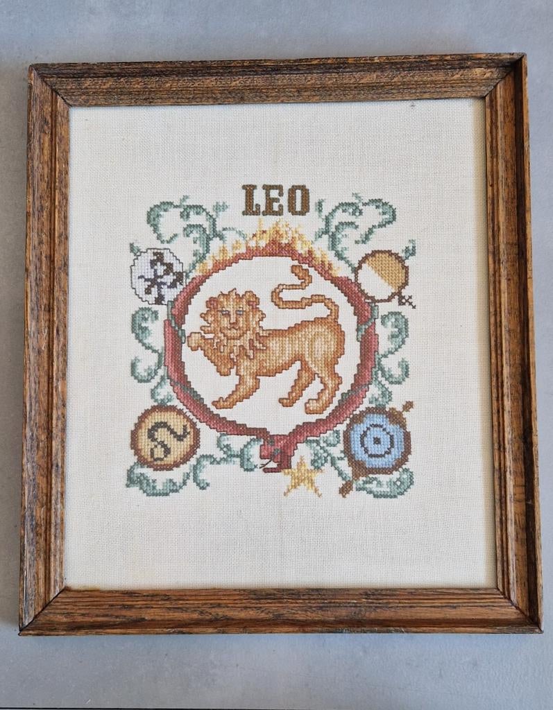 Vintage Geborduurd Sterrenbeeld Leeuw in Lijst, Verzenden, Gebruikt, Handborduren, Overige typen