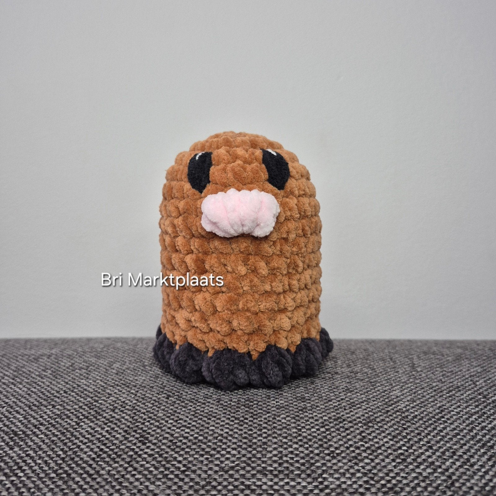Gehaakte Diglett, decoratie, fan art verzamelen, Ophalen of Verzenden, Nieuw, Haken