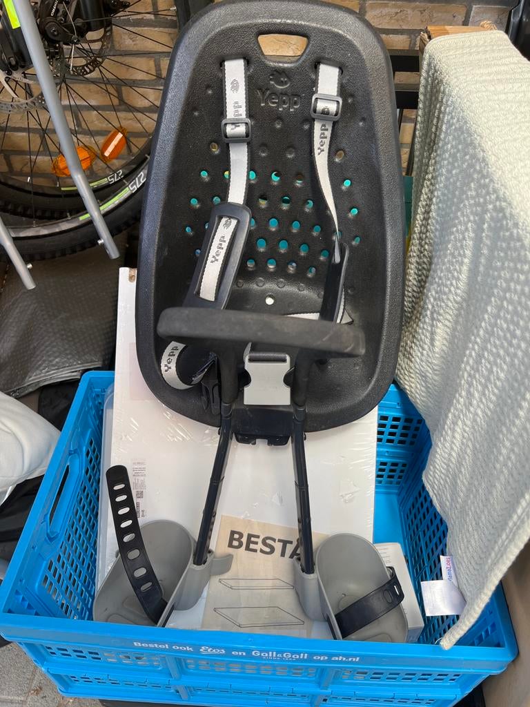 Yepp Kinderzitje met scherm en bevestigingsmateriaal, Achterzitje, Voetsteuntjes, 9 t/m 18 kg, Ophalen of Verzenden