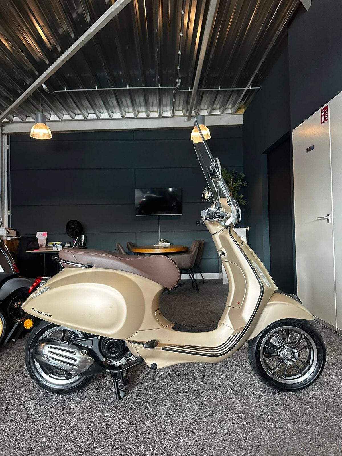 Vespa Primavera 50S | Limited edition | Garantie | 8000km, Ophalen, Overige modellen, Zo goed als nieuw, Benzine