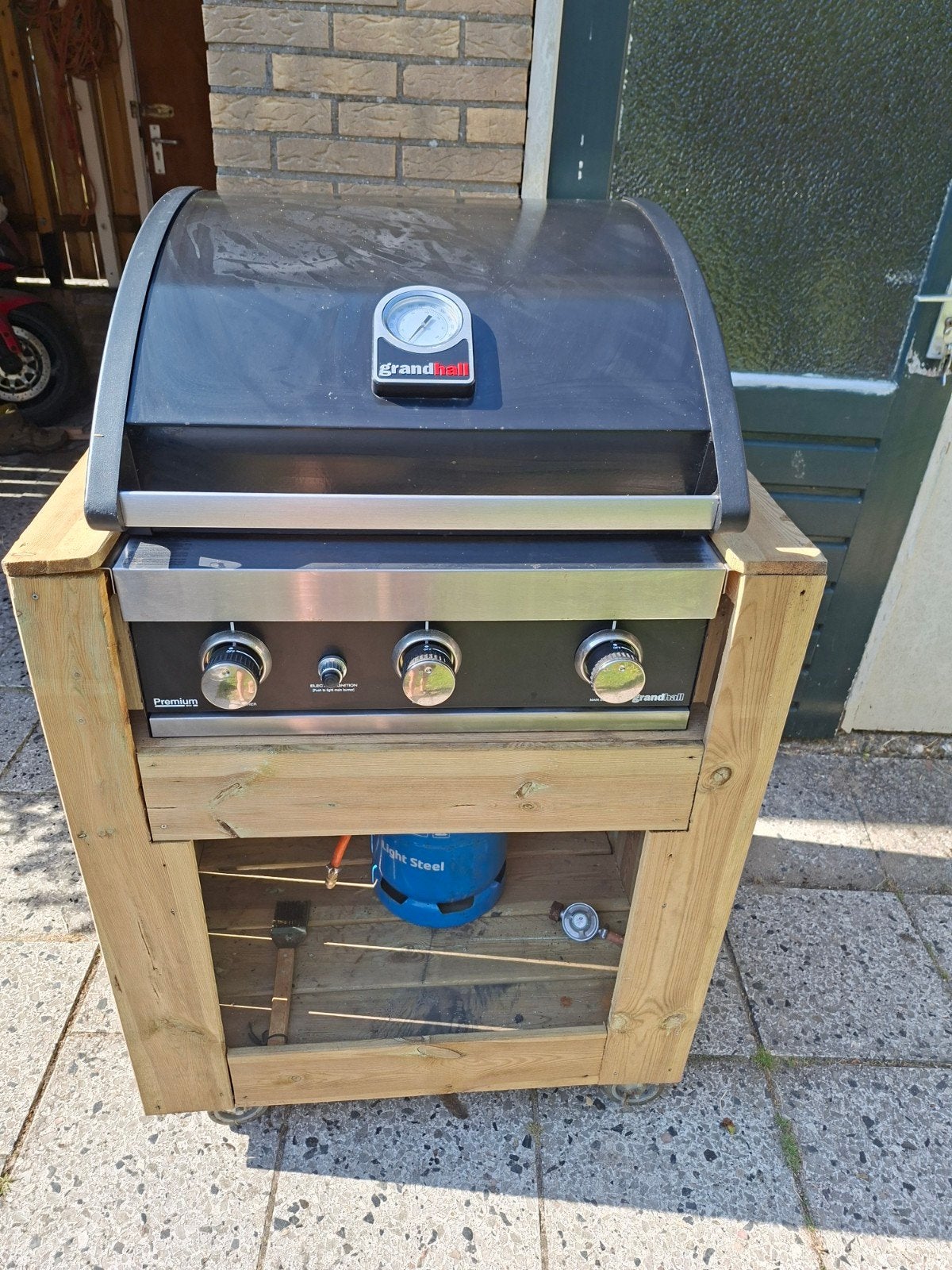 Grandhall gasbarbecue met houten frame en wielen, Tuin en Terras, Gasbarbecues, Ophalen, Gebruikt, Grand Hall