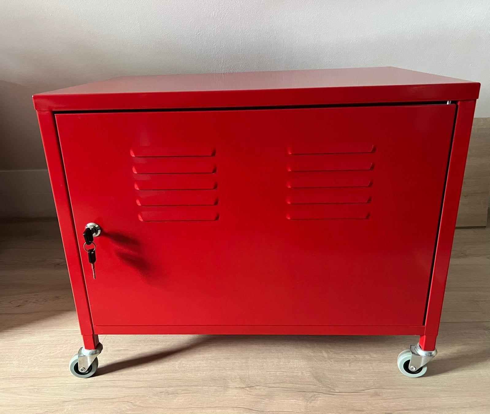 IKEA lockerkast rood, Ophalen, Zo goed als nieuw