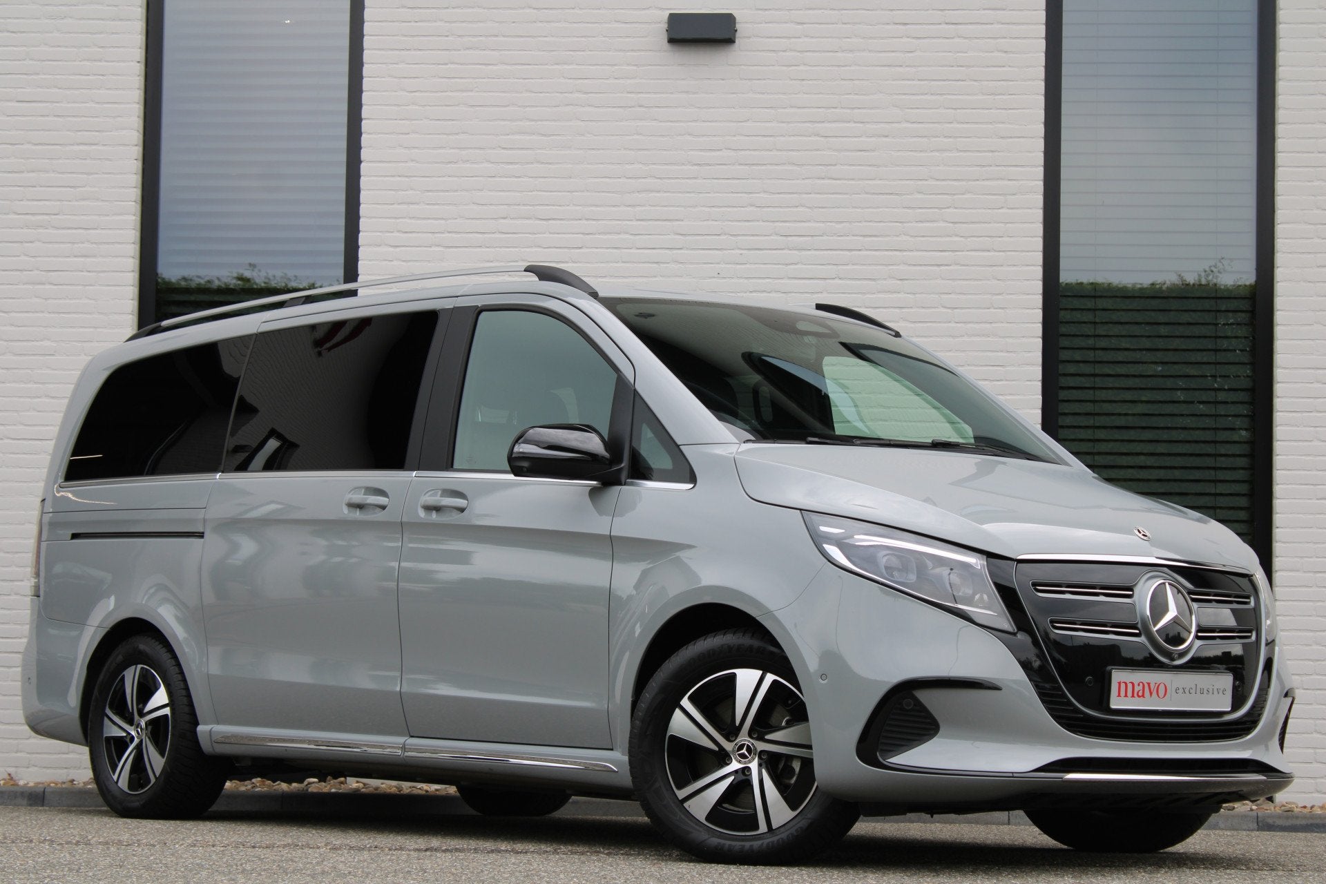 Mercedes-Benz EQV 300 L2 / AMG / 7-Persoons / Luchtvering /, Gebruikt, Met garantie (alle), 2535 kg, 7 stoelen