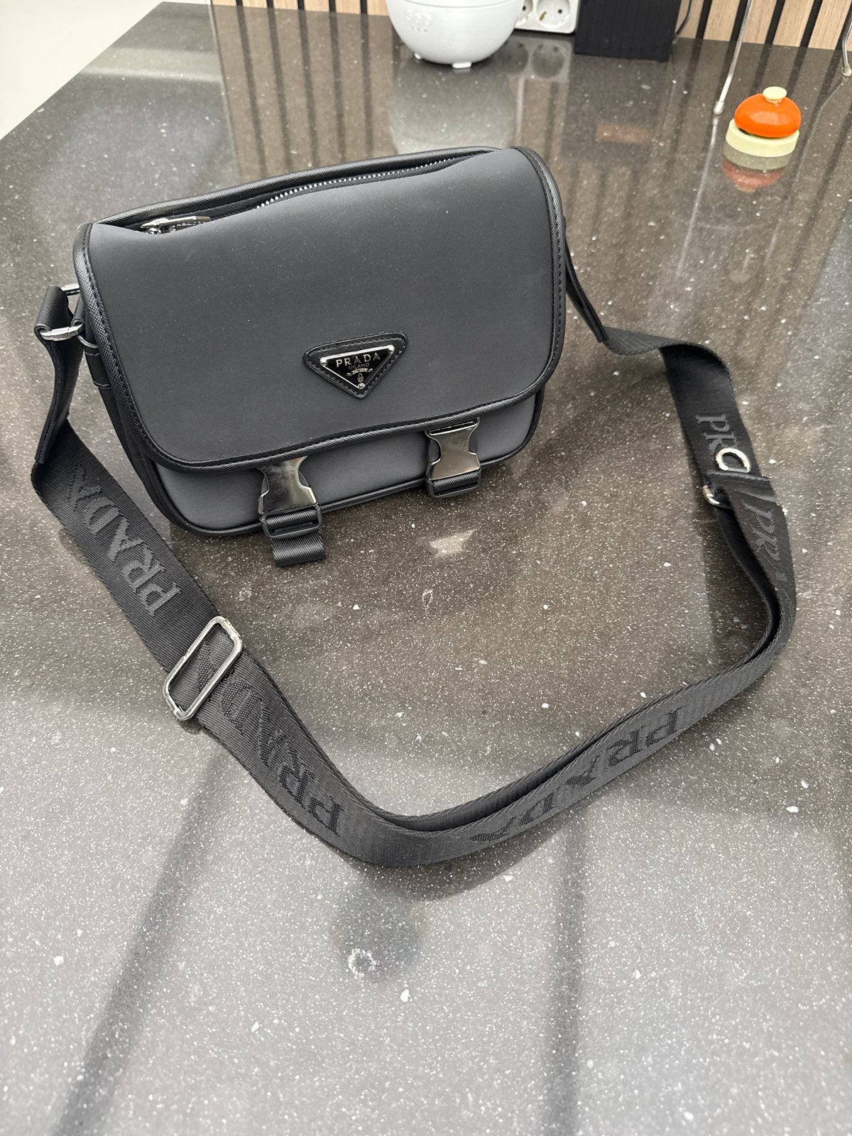 Prada schoudertasje zwart -Nieuw!!, Sieraden, Tassen en Uiterlijk, Tassen | Damestassen, Ophalen of Verzenden, Zo goed als nieuw