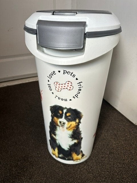 Curver voercontainer – ca. 54 liter / 20 kg – met wieltjes, Dieren en Toebehoren, Ophalen of Verzenden, Hond