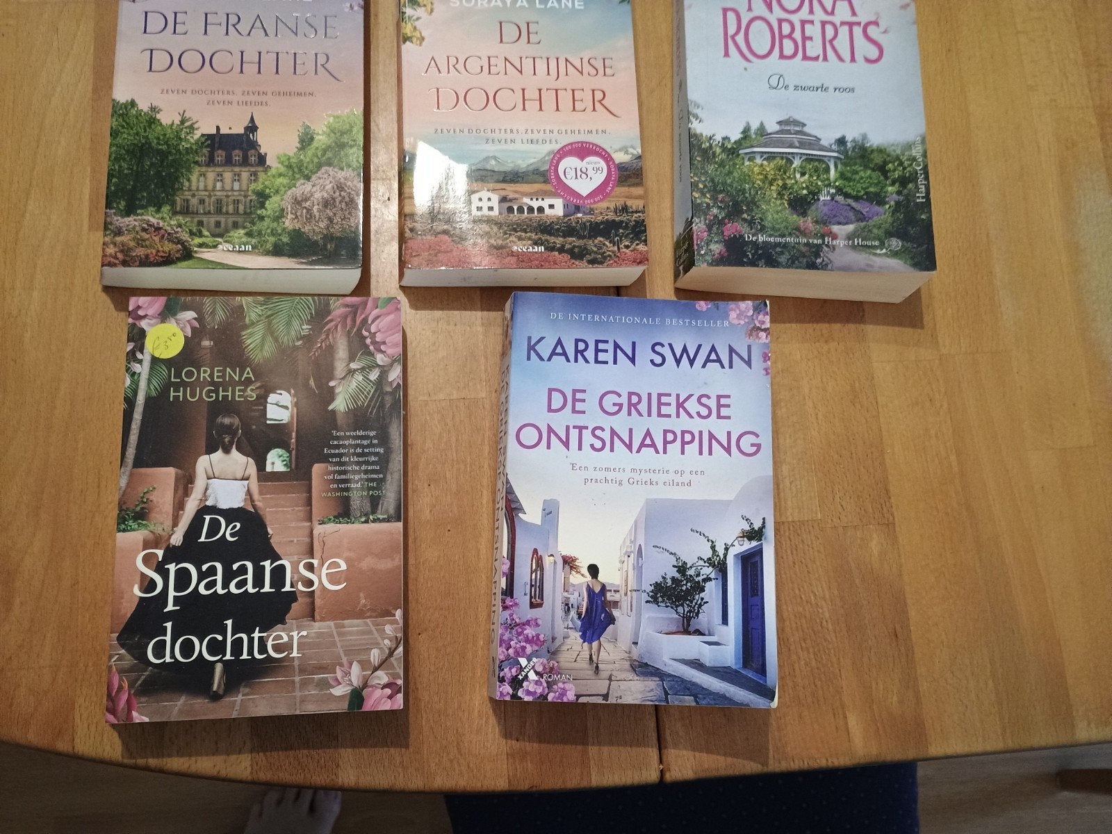 Boekenpakket o.a. De Spaanse Dochter, De Griekse Ontsnapping, Boeken, Ophalen, Gelezen, Lorena Hughes, Nora Roberts, Karen Swan en Sobaya Lane