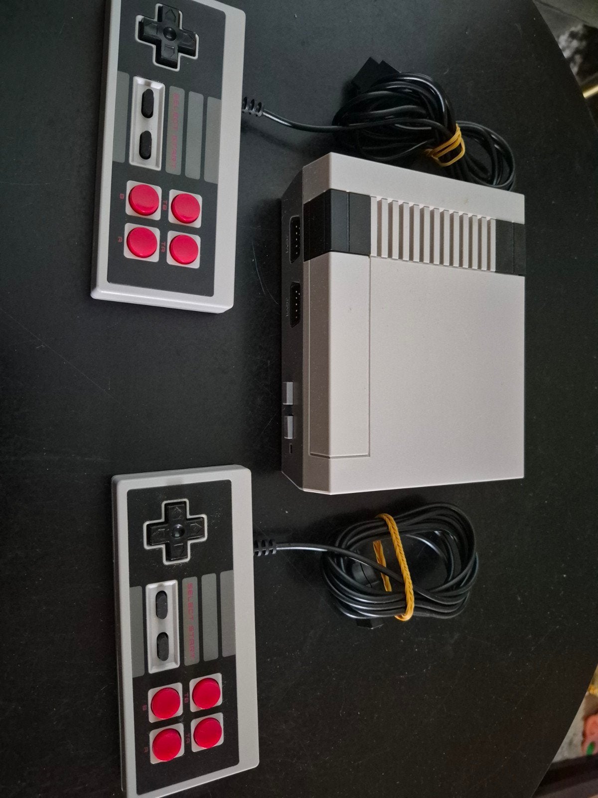 Retro Game Console met 2 Controllers - Nieuwstaat, Spelcomputers en Games, Ophalen of Verzenden
