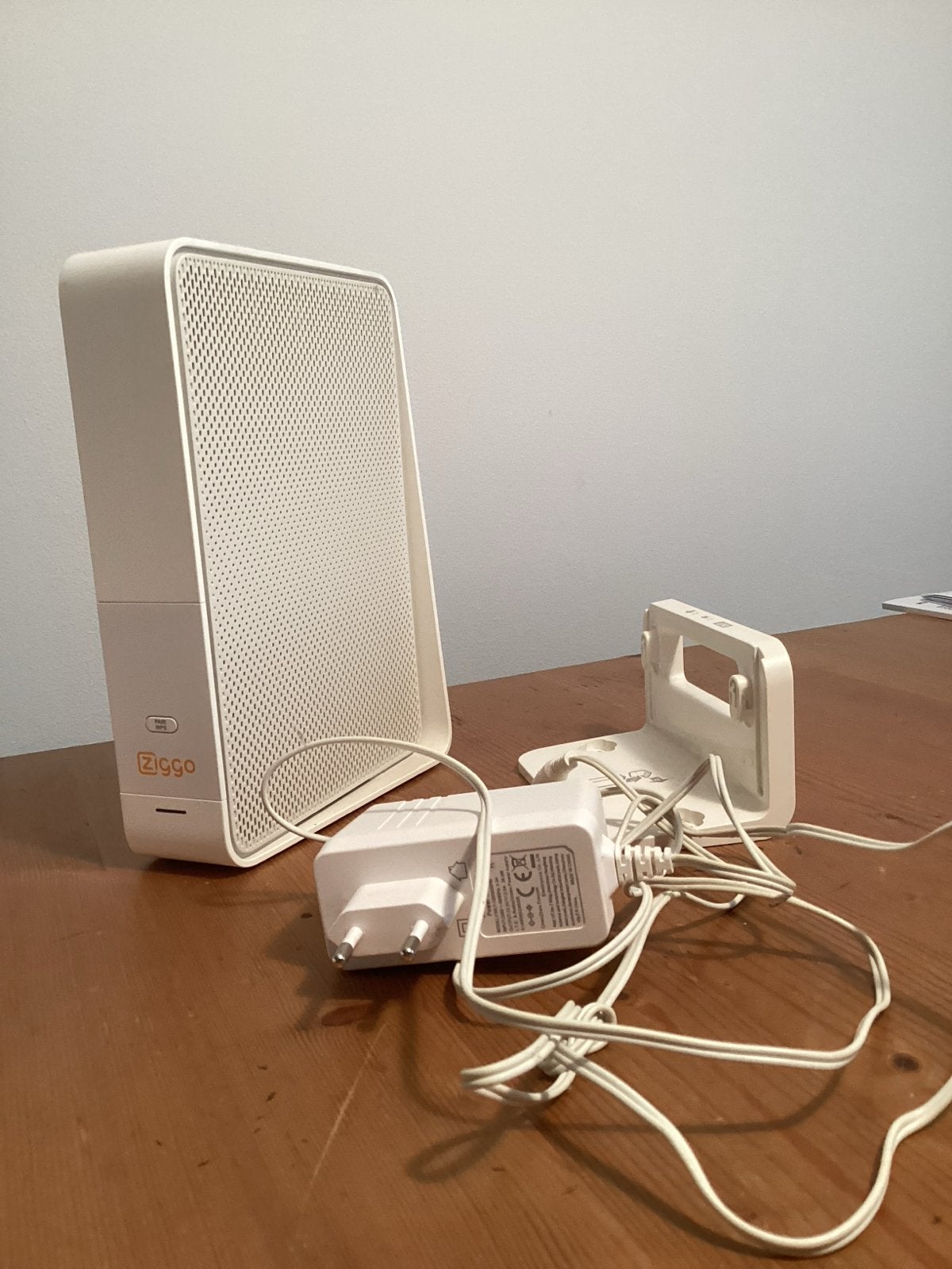 Ziggo router met adapter en ophangbeugel, Ophalen, Zo goed als nieuw, Router