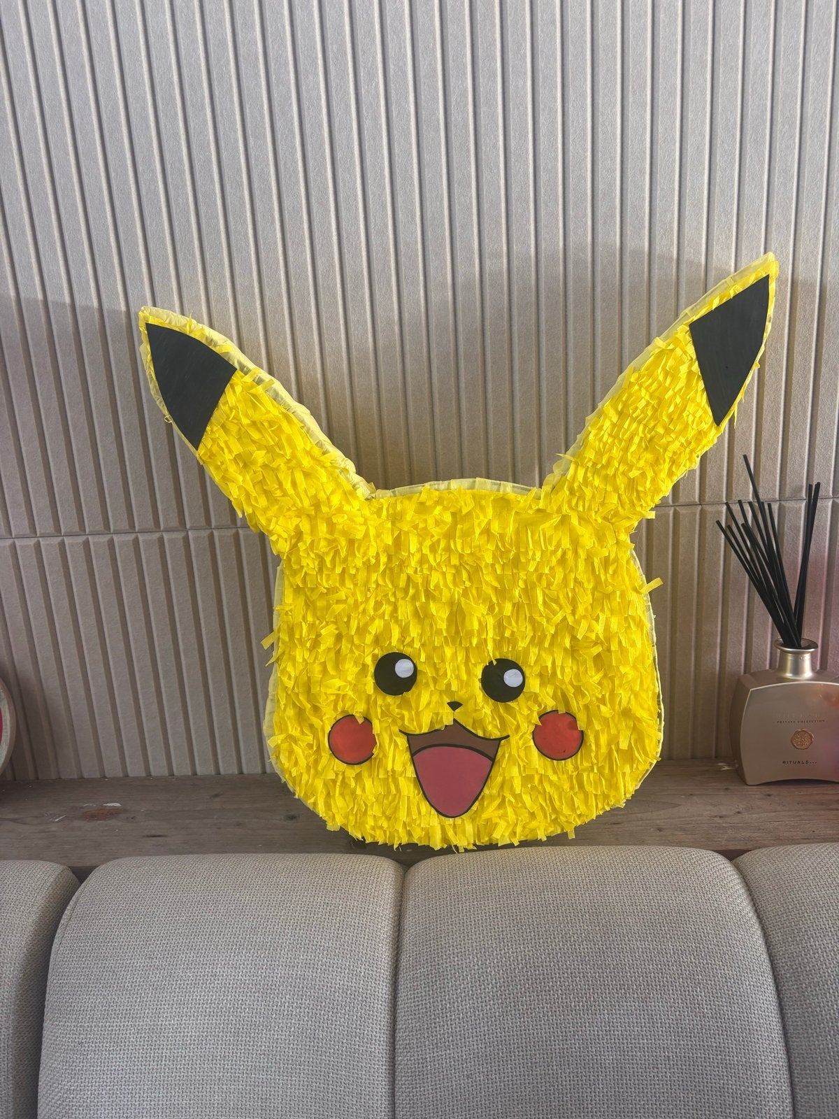 Pikachu Piñata / sint surprise, Ophalen of Verzenden, Zo goed als nieuw, Feestartikel, Verjaardag