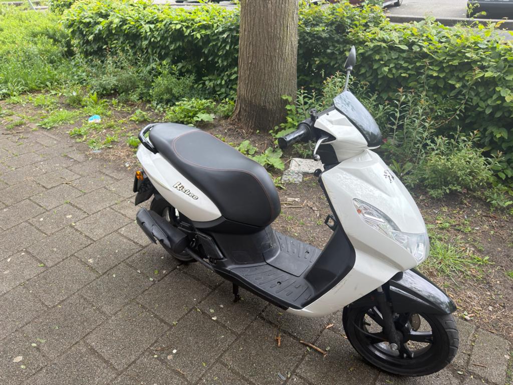 peuggot kisbee, Fietsen en Brommers, Scooters | Peugeot, Ophalen, Overige modellen, Maximaal 45 km/u, Zo goed als nieuw