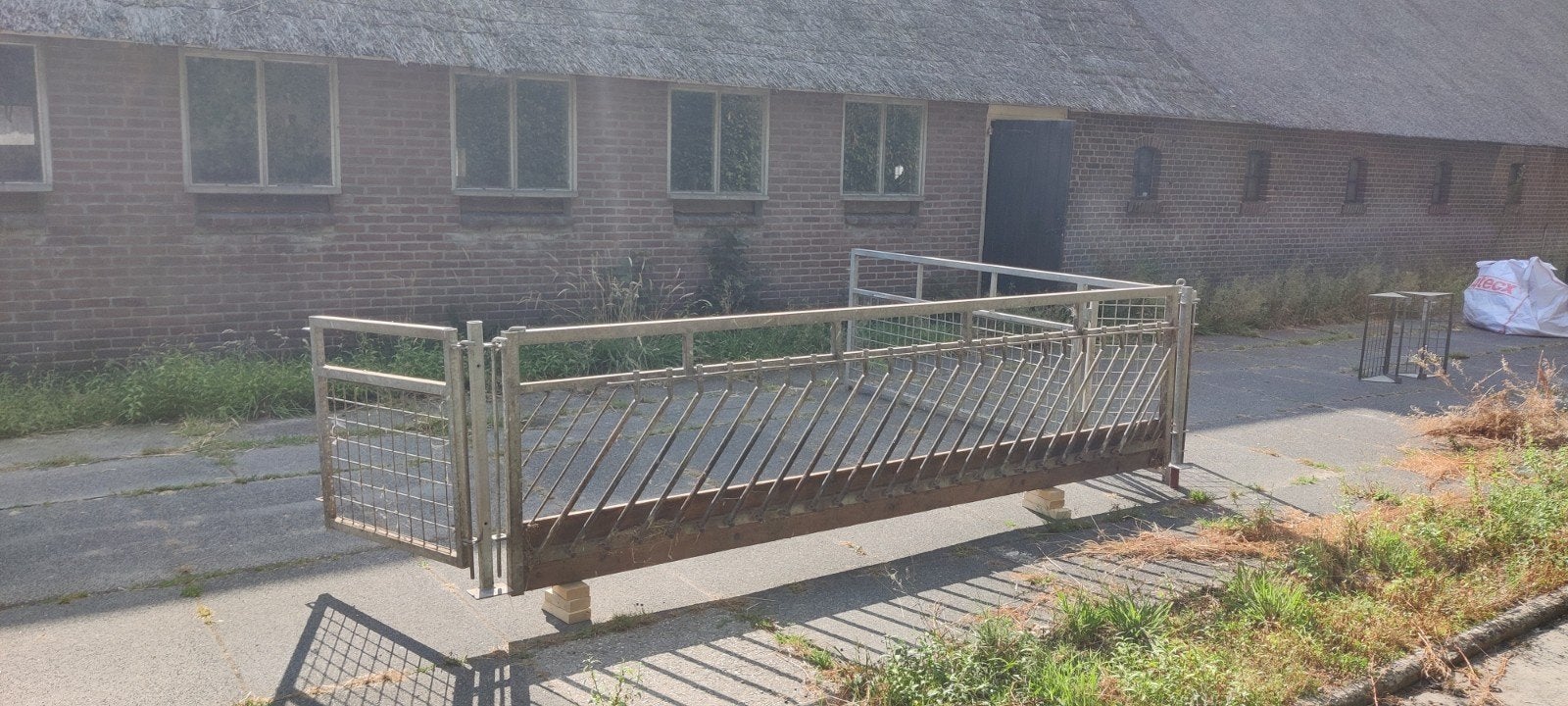 zelfsluitend diagonaal voerhek voor schapen