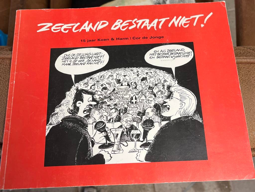 Zeeland Bestaat Niet! - Stripboek Koen & Harm, Eén stripboek, Ophalen of Verzenden, Zo goed als nieuw