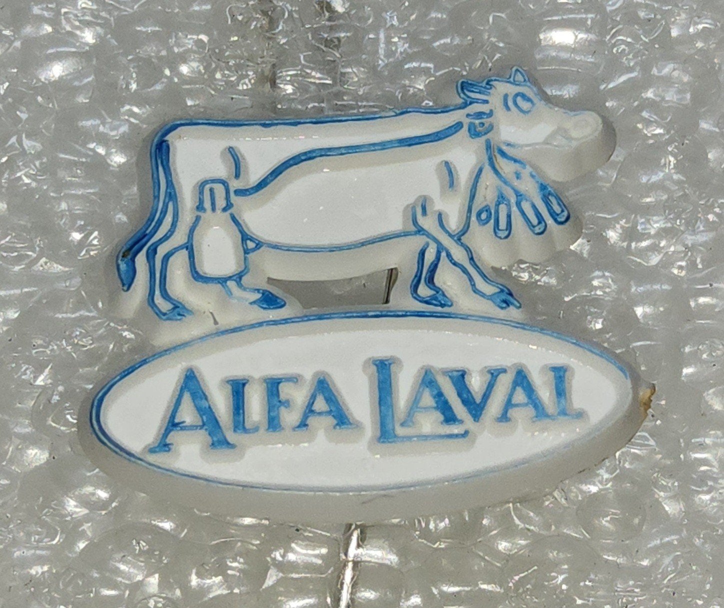 Vintage Alfa Laval Speldje - Koe met Melkmachine, Ophalen of Verzenden, Gebruikt, Overige onderwerpen, Speldje of Pin