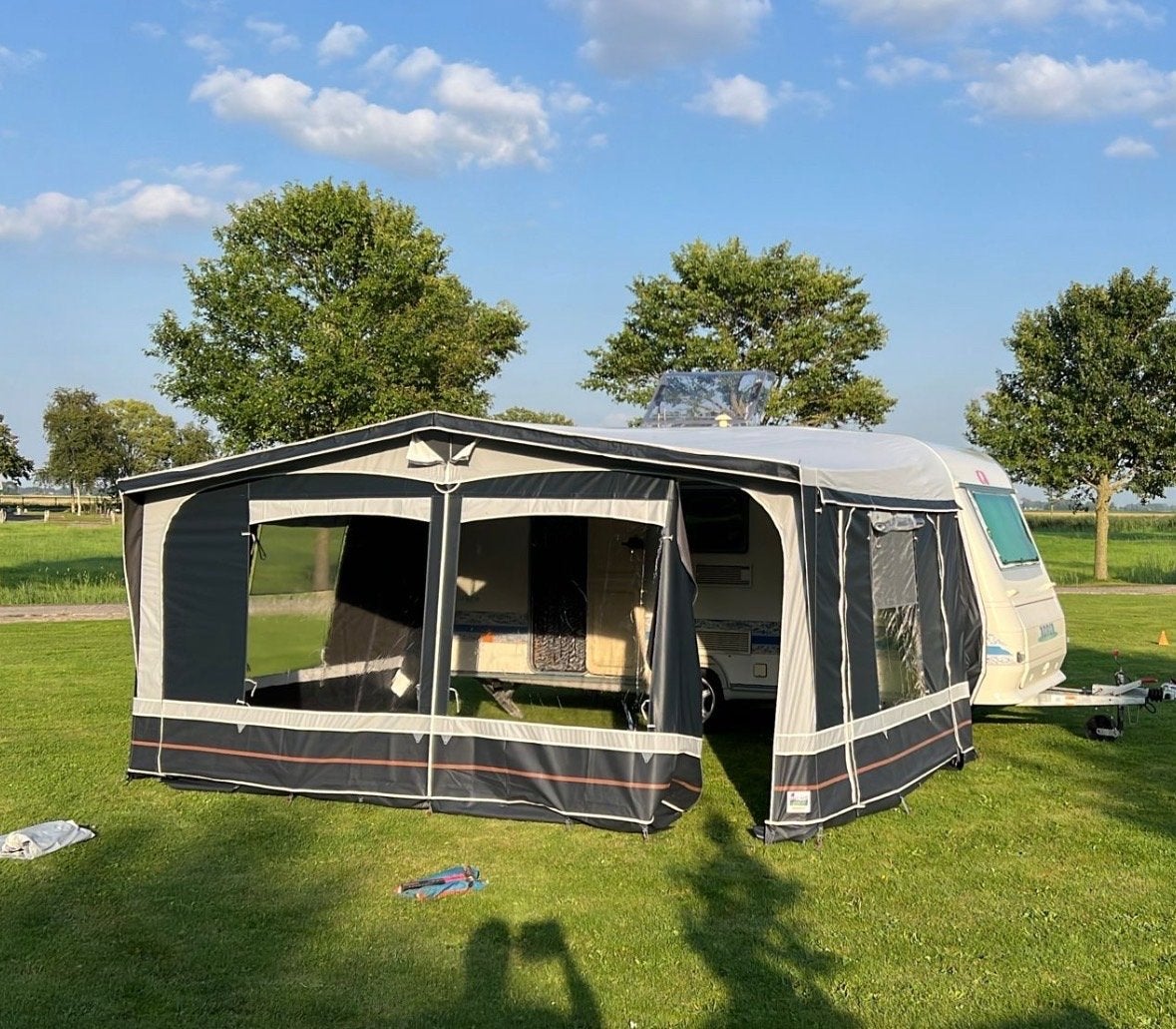 Adria 431 Caravan - stapelbed - Compact en Compleet, Omvormbare zithoek, Treinzit, 750 - 1000 kg, Particulier