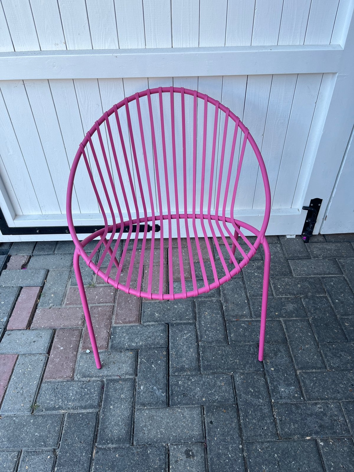 Roze metalen stoel – rond design – nette staat, Ophalen, Gebruikt, Metaal
