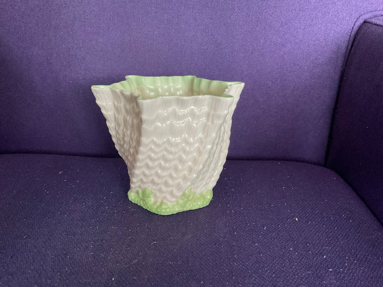 Belleek Limpet porseleinen vaas met gedraaid schelppatroon, Antiek en Kunst, Ophalen of Verzenden