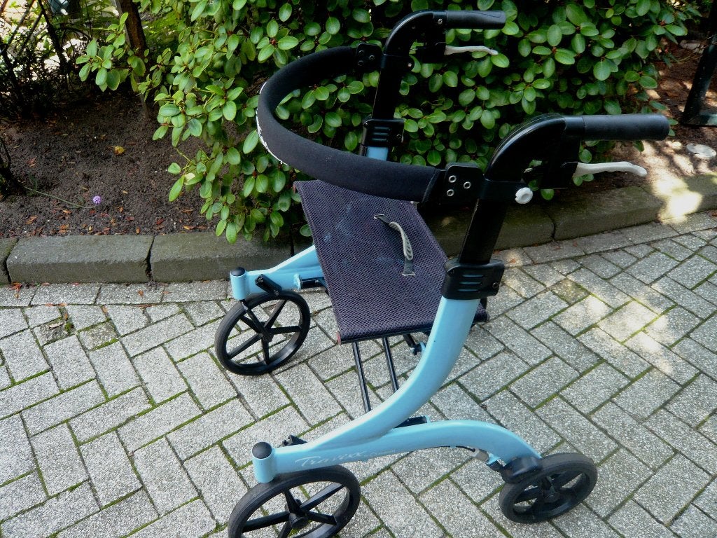 nette blauw met zwarte rollator MERK: TRAVIXX vrpr. €135, Ophalen, Lichtgewicht, Gebruikt