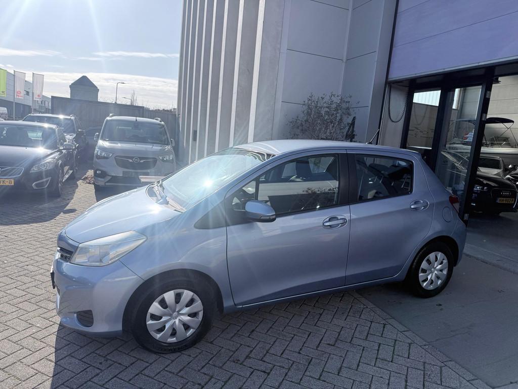 Toyota Yaris 1.3 VVT-i Now 2E EIG! AIRCO! 5DEURS! INRUIL MOG, Voorwielaandrijving, Euro 5, Stof, Zwart