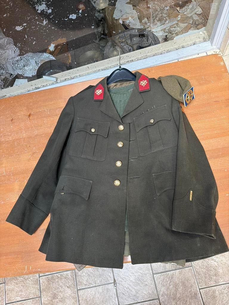 Militair uniform Landmacht met emblemen en baret, Ophalen of Verzenden, Landmacht, Nederland, Kleding of Schoenen