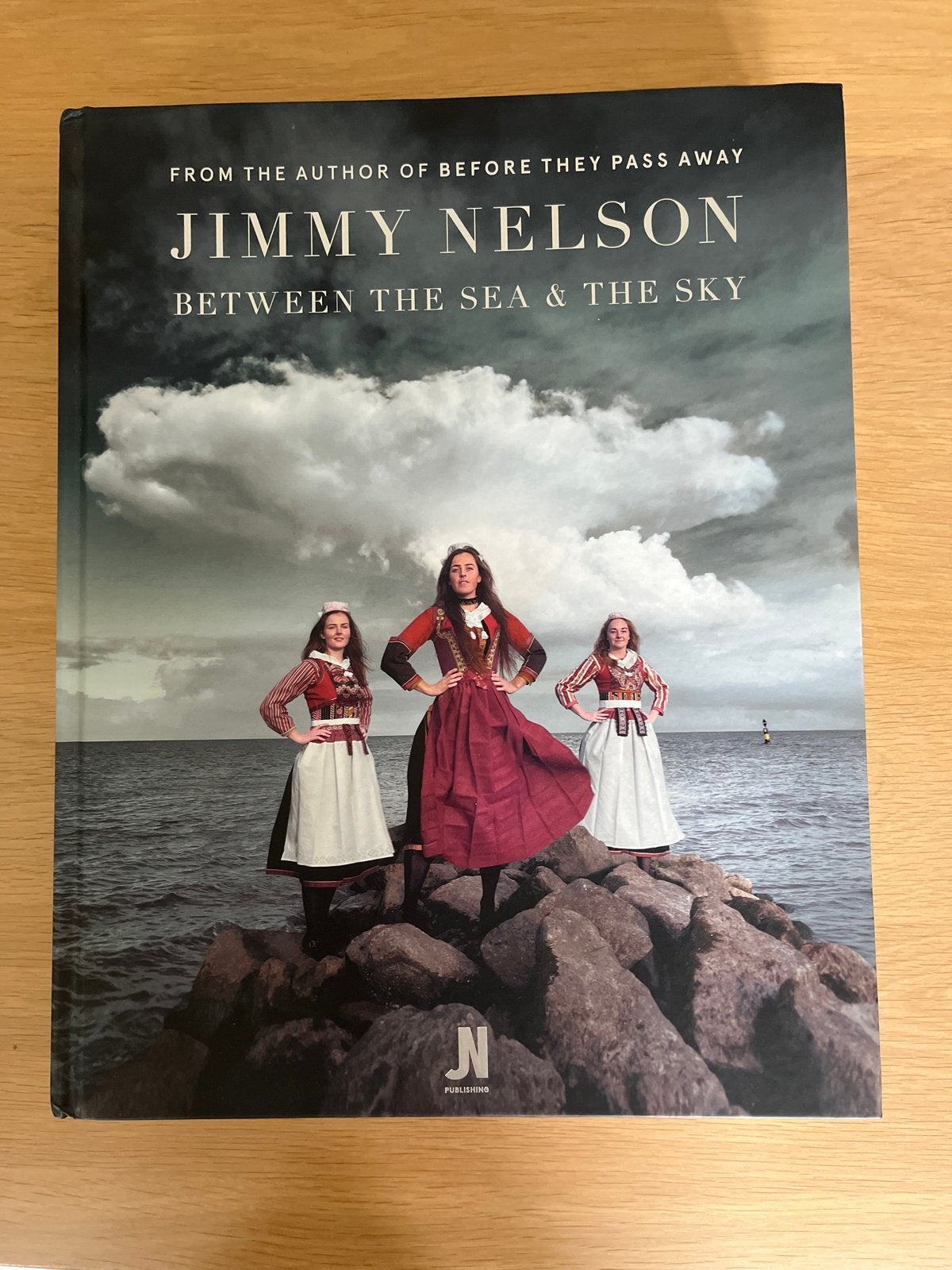 Jimmy Nelson - Between the Sea & The Sky, Ophalen of Verzenden, Zo goed als nieuw, Fotografie algemeen