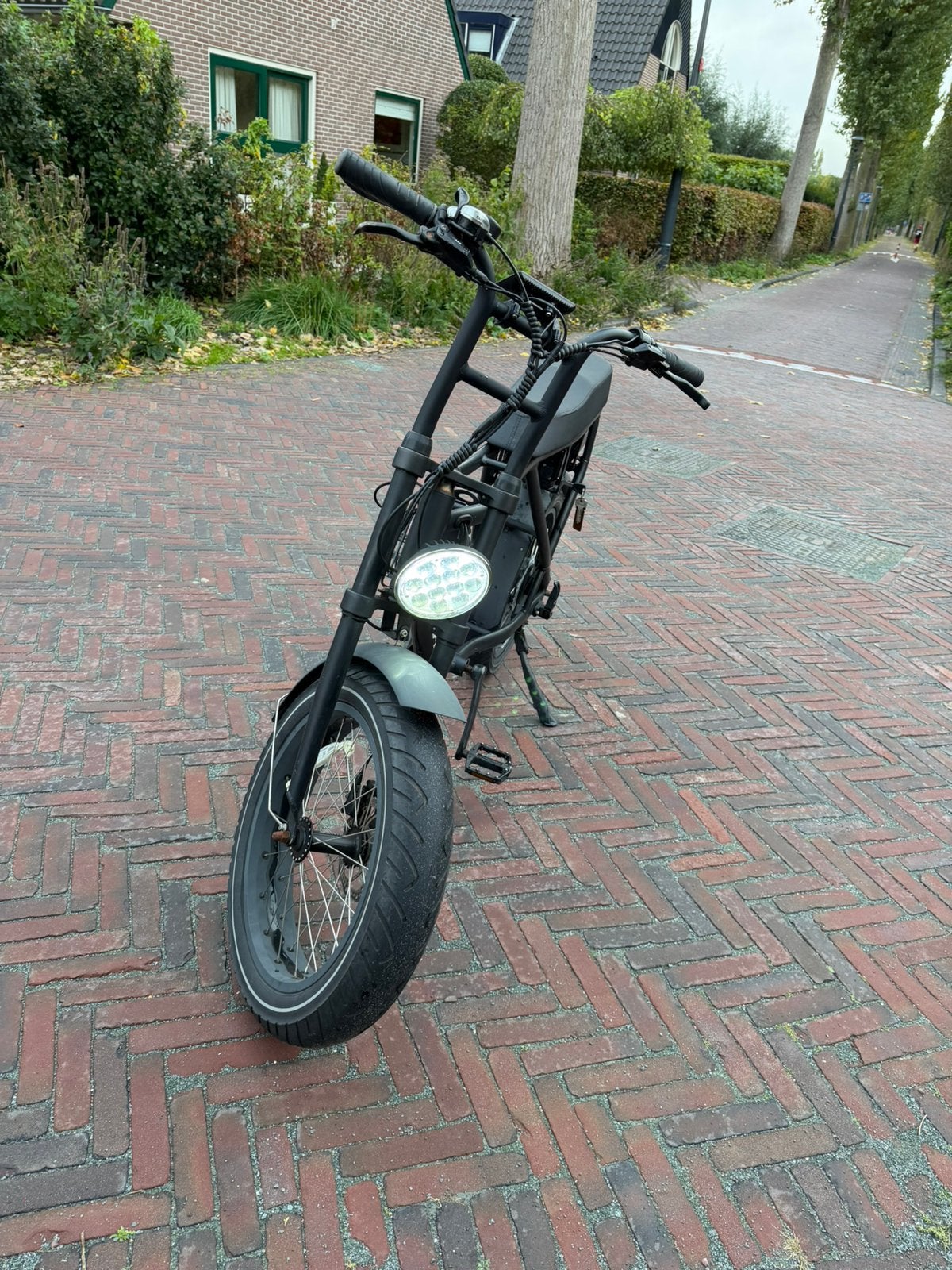 Knaap AMS-X Black model 2025, Ophalen