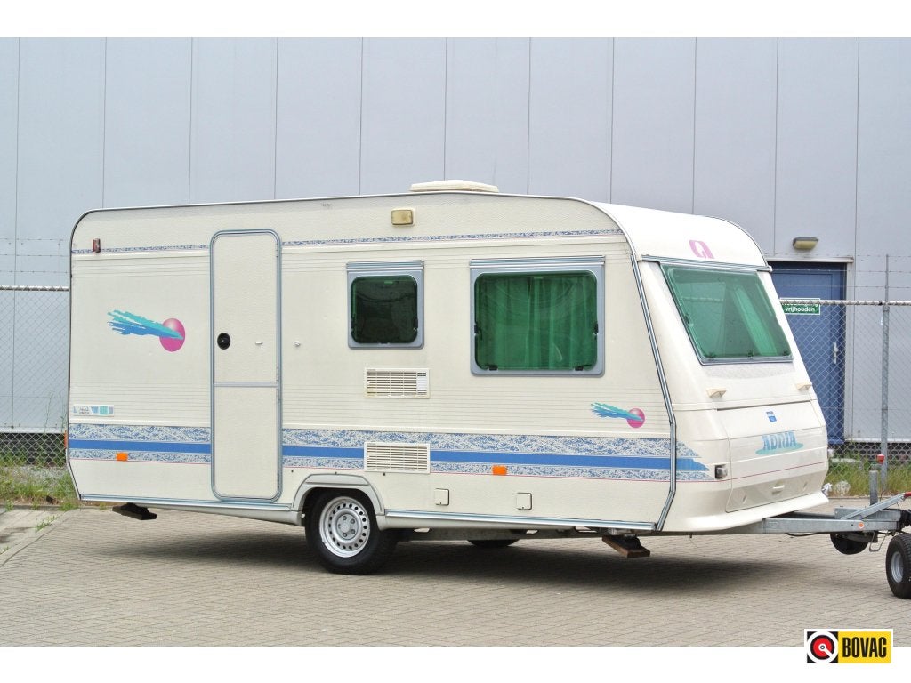 Adria Unica 431 DD|4persoons|Voortent|, Caravans en Kamperen, Standaardzit, Bedrijf, 750 - 1000 kg, Adria