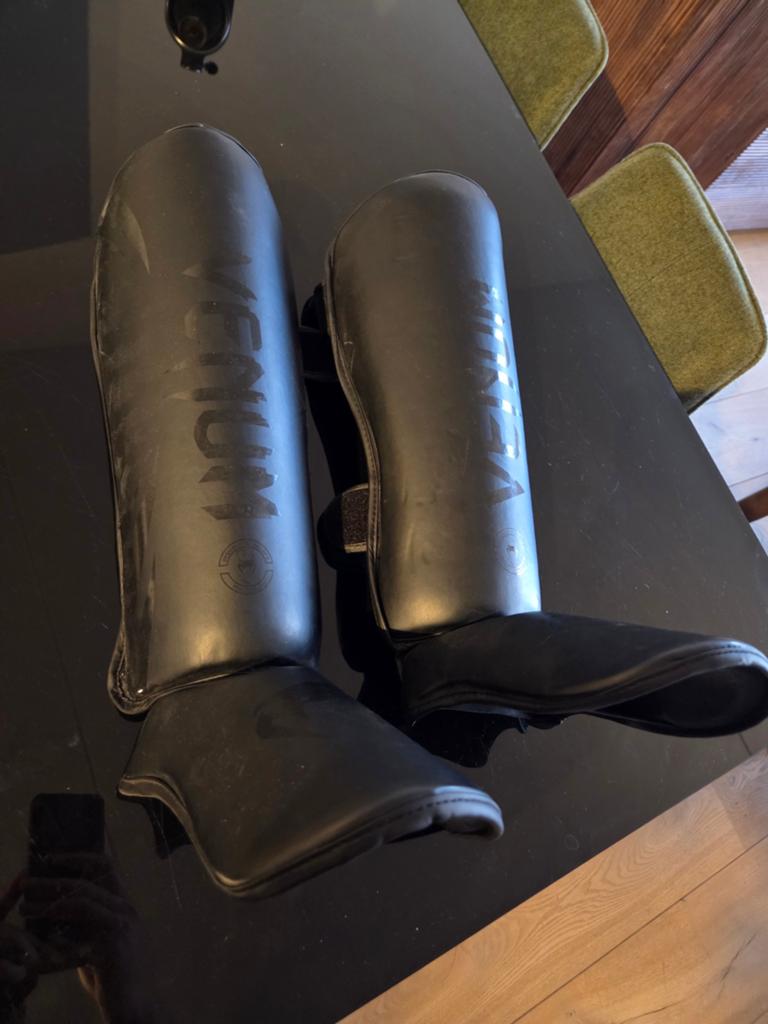Venum Challenger Scheenbeschermers XL, Sport en Fitness, Vechtsporten en Zelfverdediging, Overige, Maat XL, Vechtsportbescherming