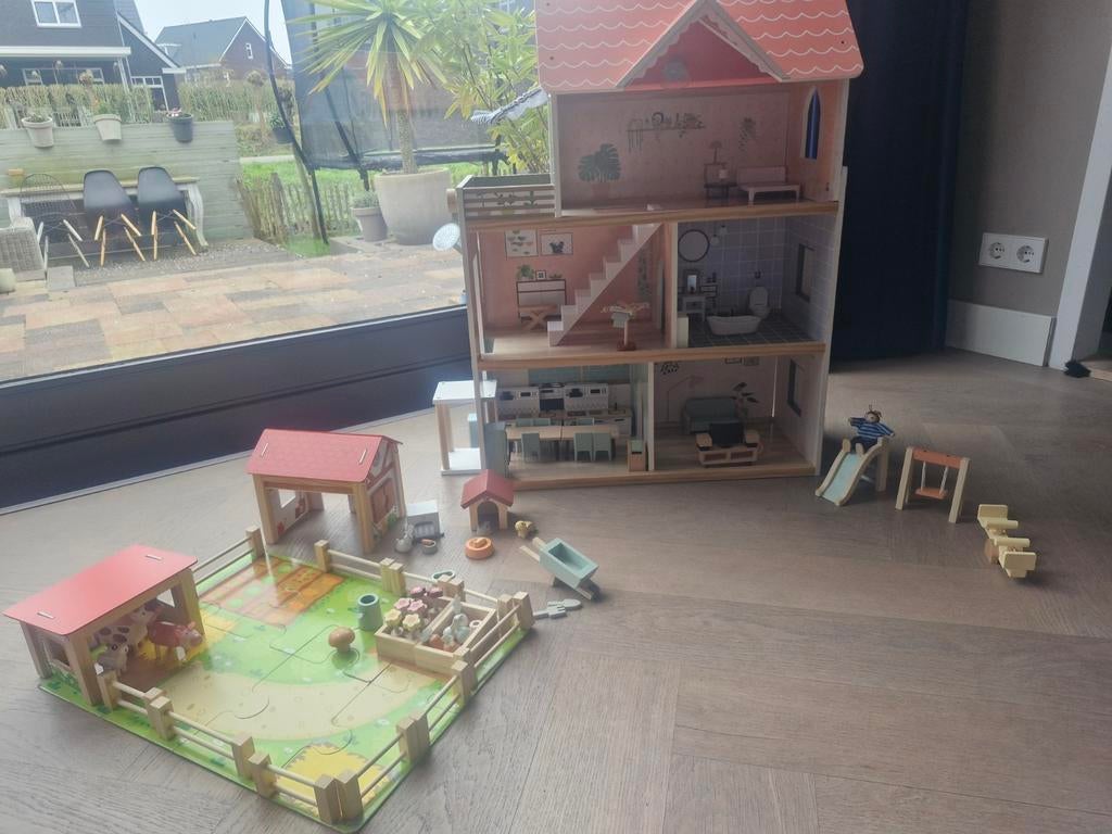 Groot poppenhuis met speeltuin, boerderij en tuin, Ophalen, Poppenhuis