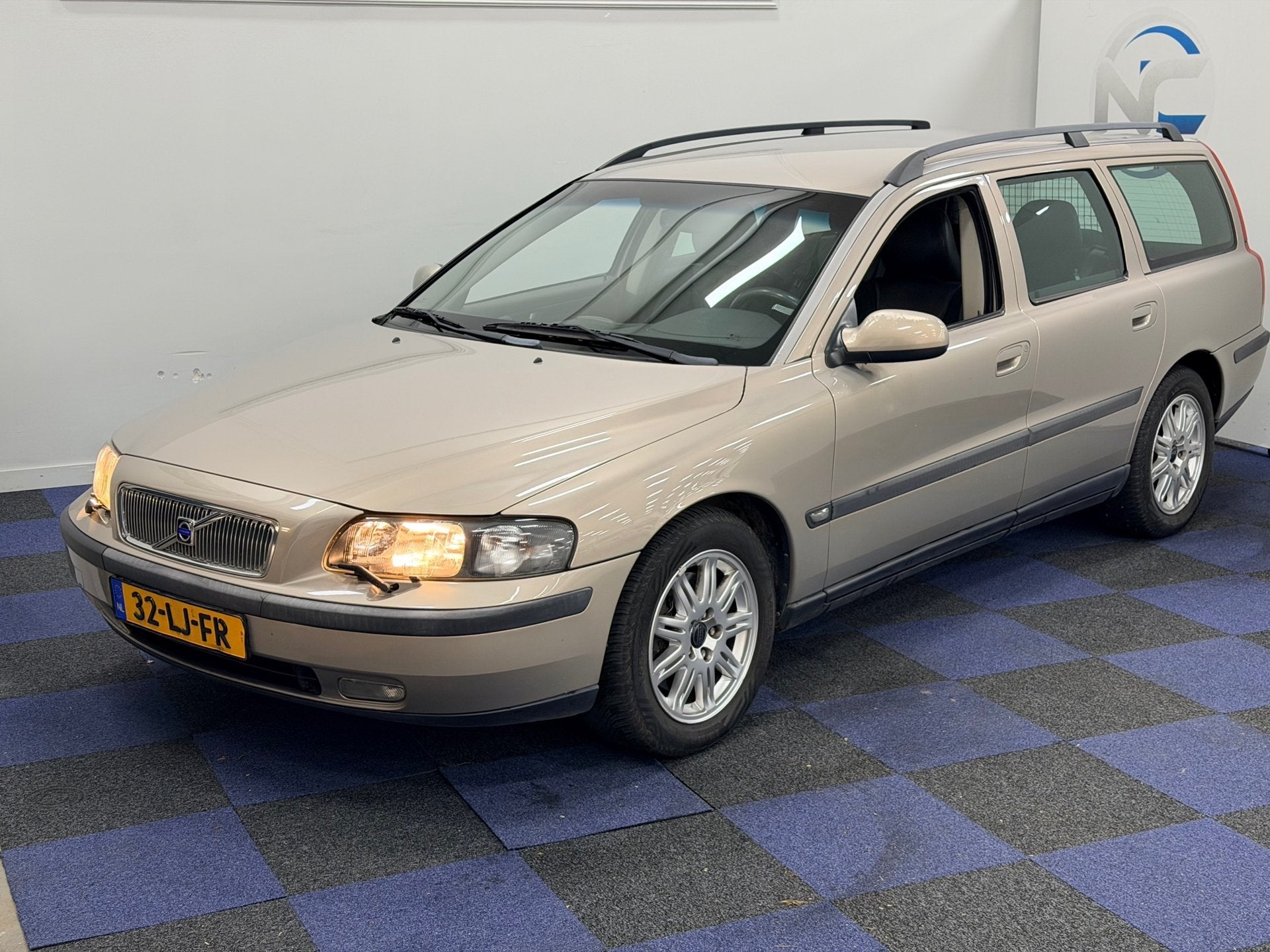 Volvo V70 2.4 T Geartr / AUTOMAAT / NAP / RIJDT SCHAKELT GOE, Leder en Stof, Beige, 2435 cc, 93 €/maand