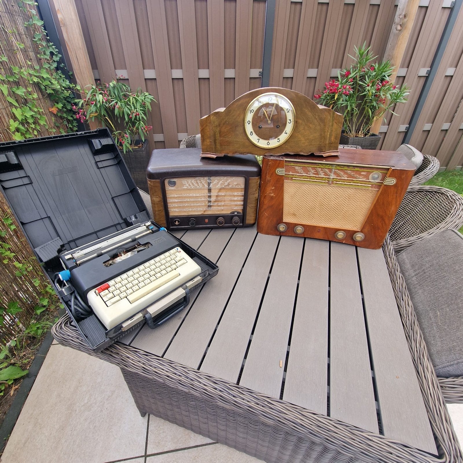 Vintage Klok, Radio's en Typemachine - Gezamenlijk 80€, Ophalen