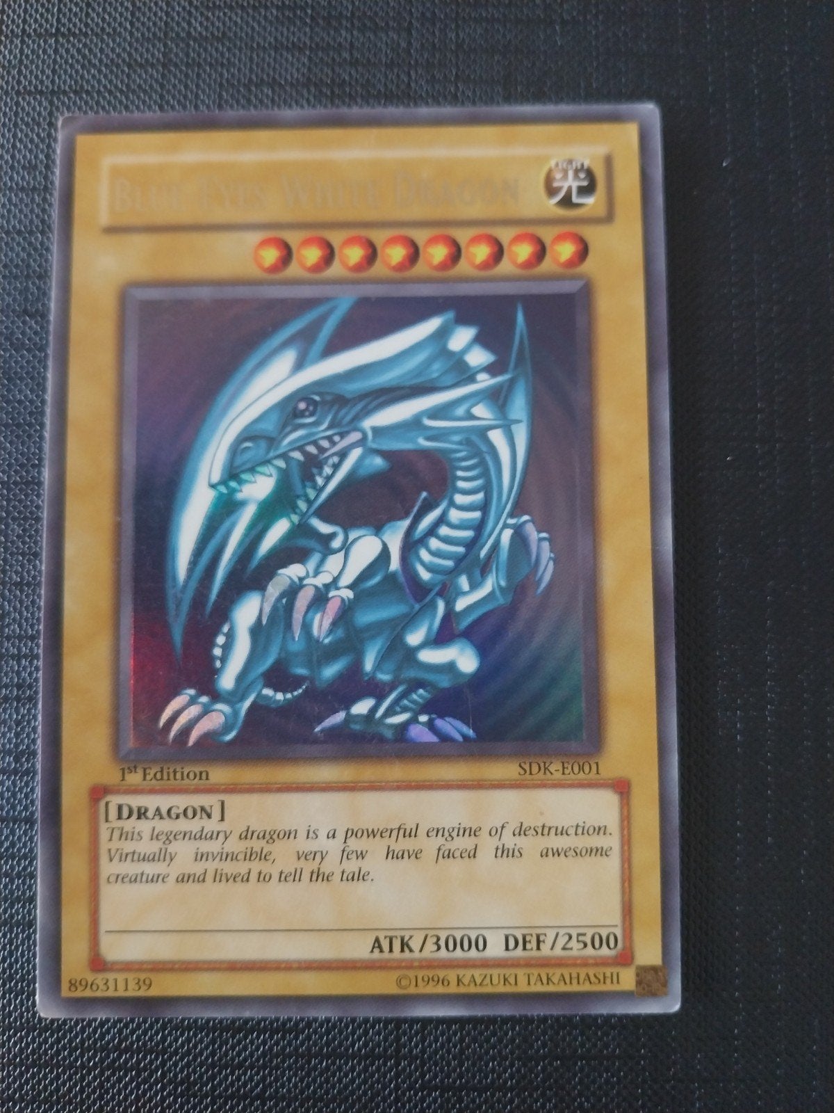 Blue eyes white dragon sdk-e001 first edition, Ophalen of Verzenden, Gebruikt, Losse kaart, Foil